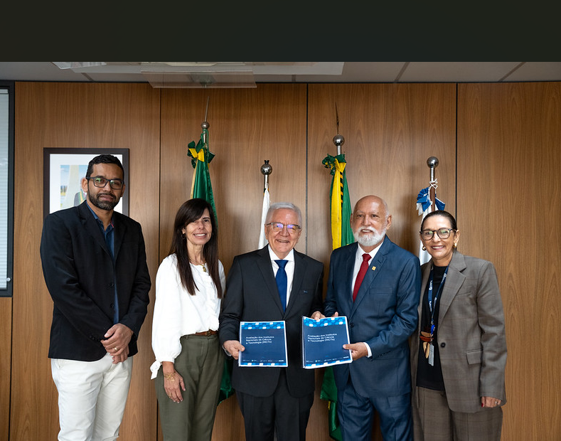 Entrega do e-book Avaliação dos Institutos Nacionais de Ciência e Tecnologia ao presidente do CNPq.